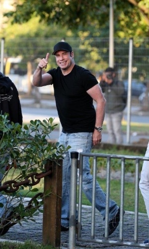10.jul.2013 - Simpático, o ator John Travolta acena para os fotógrafos na chegada ao heliponto do Pão de Açucar, zona sul do Rio de Janeiro