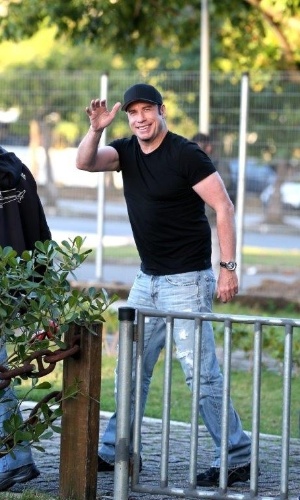 10.jul.2013 - Simpático, o ator John Travolta acena para os fotógrafos na chegada ao heliponto do Pão de Açucar, zona sul do Rio de Janeiro
