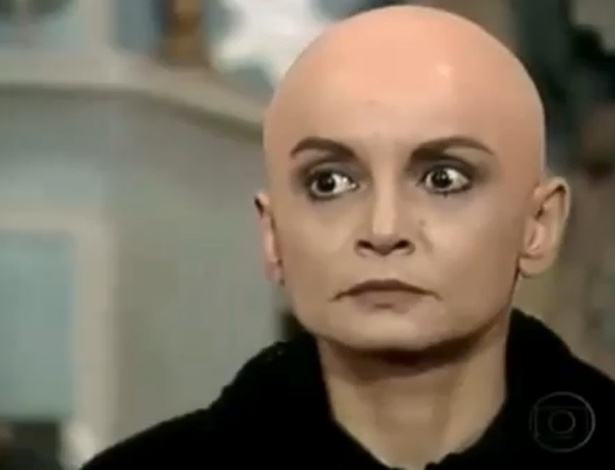 2013 - Joana Fomm usou uma peruca de látex para imitar uma careca na cena em que Tieta arranca a peruca de Perpétua, sua personagem na novela "Tieta" (1989)