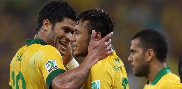 30.jun.2013 - Hulk parabeniza Neymar pelo gol marcado contra a Espanha na Copa das Confederações, no Maracanã, Rio de Janeiro