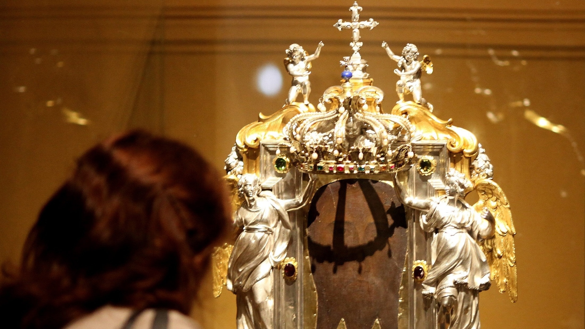 8.jul.2013 - Logo de início, na sala que retrata a imagem de Cristo, o público da mostra "A herança do sagrado: obras-primas do Vaticano e de museus italianos" terá o privilégio de ver uma peça que compõe o acervo da Sacristia Secreta, uma sala anexa à Capela Sistina e à qual apenas o papa tem acesso. É o "Mandylion de Edessa", uma têmpera sobre linho colado sobre madeira de cedro com a imagem de Cristo datada do século 3 a 4 dc. com moldura em ouro, prata e pérolas de Francesco Comi (1623) - Antonio Lacerda/EFE