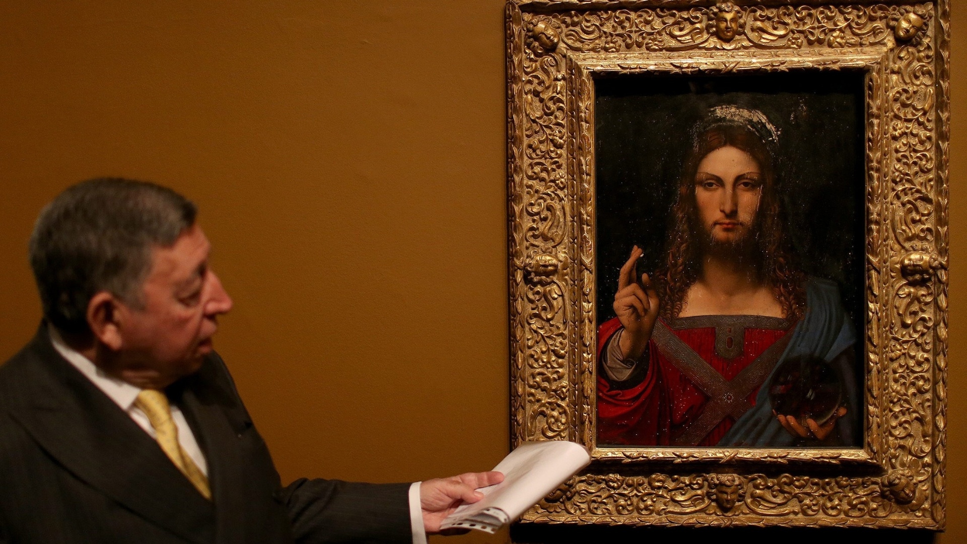 8.jul.2013 - Na mesma sala do "Mandylion de Edessa", o público da mostra "A herança do sagrado: obras-primas do Vaticano e de museus italianos" pode ver a tela "Salvador Mundi" (século 16), de Leonardo da Vinci, em que o curador apontou uma polêmica entre os historiadores da arte: o globo na palma da mão de Cristo é composto por quatro partes, diferentemente das três retratadas na época - o que indicaria que Leonardo da Vinci saberia da existência da América - Antonio Lacerda/EFE