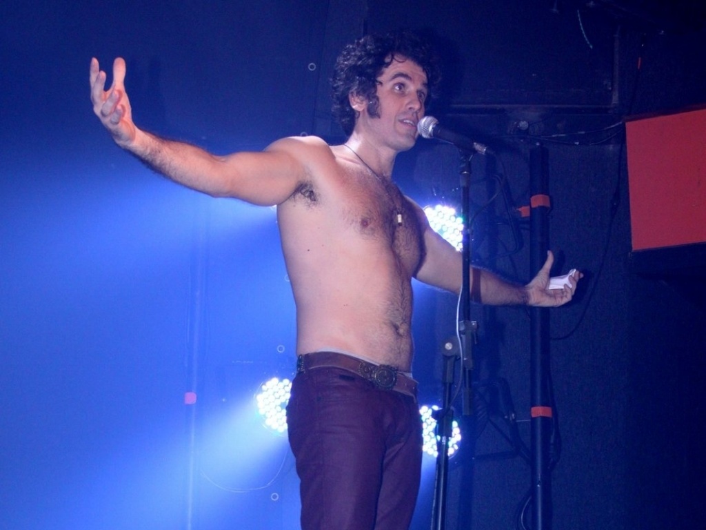 8.jul.2013 - O ator Eriberto Leão interpreta o vocalista da banda The Doors, Jim Morrison, no musical "Jim". A estreia da peça, no  Teatro no Leblon, Zona Sul do Rio, teve a presença de amigos famosos, como Malvino Salvador e Reynaldo Giannechini - Alex Palarea/AgNews