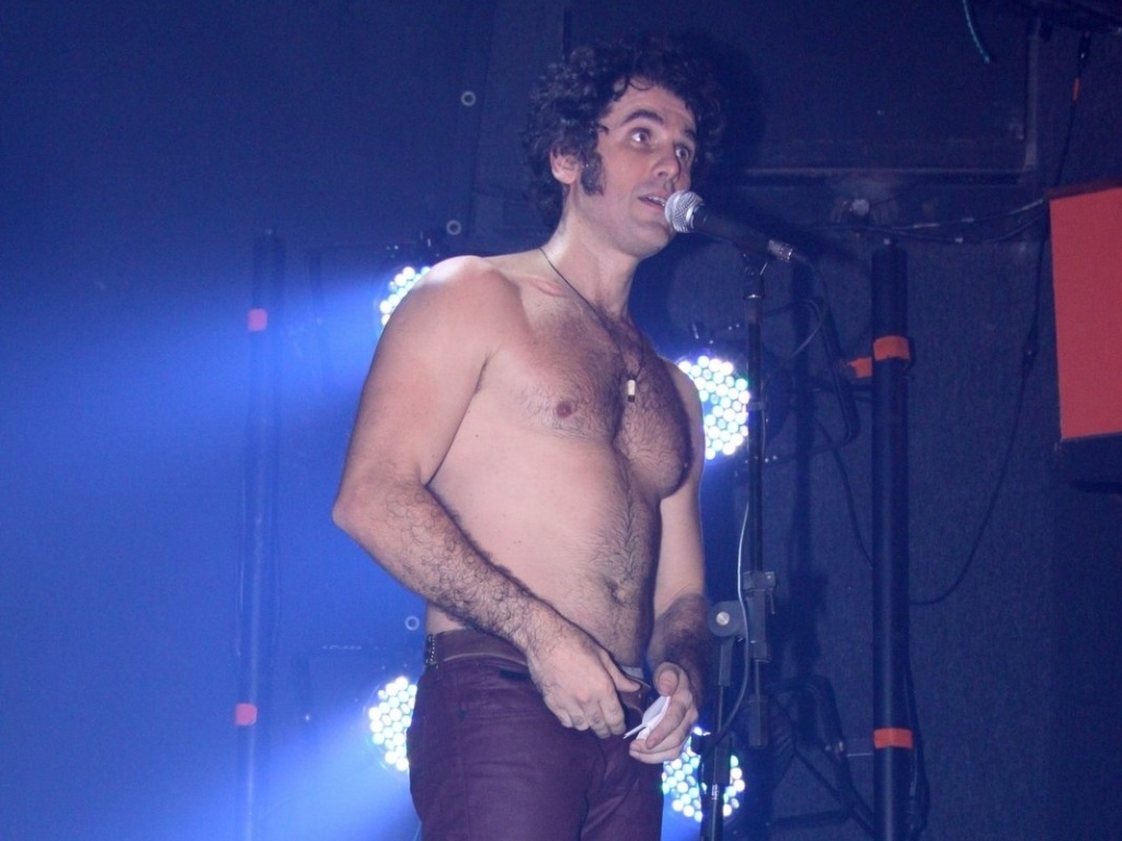 8.jul.2013 - Sem camisa, Eriberto Leão vive Jim Morrison na peça "Jim". O ator canta sucessos da banda The Doors no espetáculo - Alex Palarea/AgNews