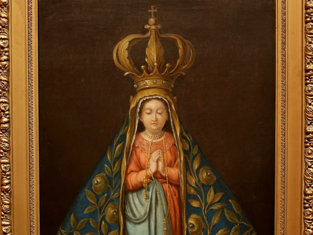 8.jul.2013 - Um quadro tem especial valor para os brasileiros na "A herança do sagrado: obras-primas do Vaticano e de museus italianos": a tela pintada a partir da imagem de Nossa Senhora Aparecida, de autor paulista desconhecido e datada de meados do século 20, enviada à Basílica de São Pedro de acordo com a tradição de mandar pinturas e esculturas de santos coroados ao Vaticano. Candelabros, crucifixos, ícones, bustos e peças como um fragmento decorado de sarcófago com motivo bíblico estão na mostra - Antonio Lacerda/EFE