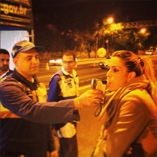 9.jul.2013 - O lutador Victor Belfort publicou foto de sua mulher, a apresentadora Joana Prado, fazendo o teste do bafômetro em uma blitz a lei seca