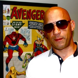 Vin Diesel publica foto em seu Facebook ao lado de pôster de "Os Vingadores" e faz mistério sobre o motivo - Reprodução/Facebook