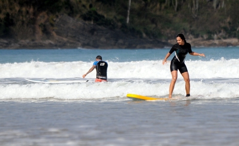 11.jul.2013 - Daniel Alves e Thaíssa Carvalho curtem praia de Búzios, na Região dos Lagos, no Rio de Janeiro