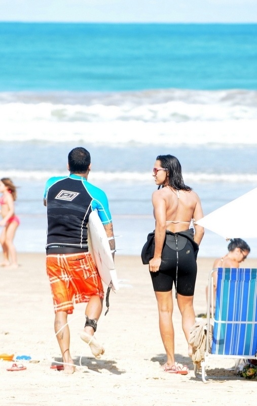 11.jul.2013 - Daniel Alves e Thaíssa Carvalho curtem praia de Búzios, na Região dos Lagos, no Rio de Janeiro