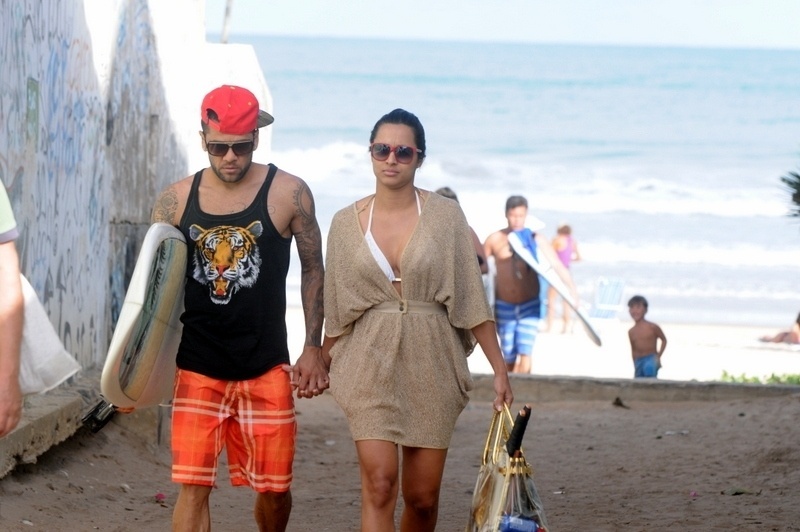 11.jul.2013 - Daniel Alves e Thaíssa Carvalho deixam a praia de Geribá, em Búzios, na Região dos Lagos do Rio de Janeiro