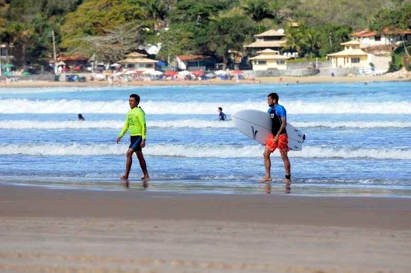 11.jul.2013 - Daniel Alves11.jul.2013 - Daniel Alves e Thaíssa Carvalho curtem praia de Búzios, na Região dos Lagos, no Rio de Janeiro