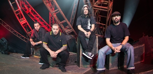  Heitor Gomes (baixo), Badauí (vocal), Japinha (bateria)  e Luciano (guitarra) posam na gravação do "Acústico" - Divulgação