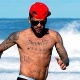 11.jul.2013 -  De férias, Daniel Alves joga bola com crianças na praia de Búzios, na Região dos Lagos, no Rio de Janeiro - Marcelo Dutra/Foto Rio News