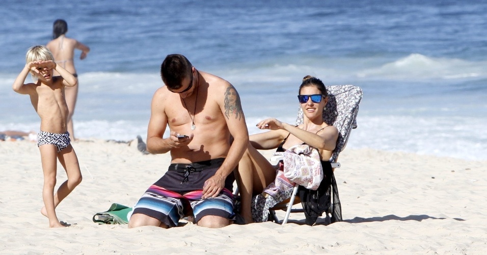 11.jul.2013 - Fernanda Lima e Rodrigo Hilbert curtiram praia no Leblon com os filhos, os gêmeos João e Francisco, de 5 anos