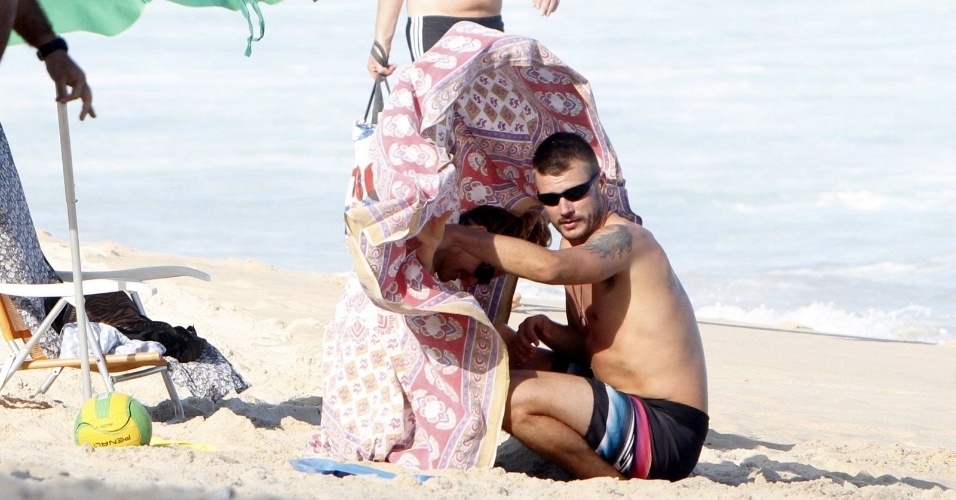 11.jul.2013 - Fernanda Lima e Rodrigo Hilbert curtiram praia no Leblon com os filhos, os gêmeos João e Francisco, de 5 anos. Com frio, Fernanda se enrolou em uma canga