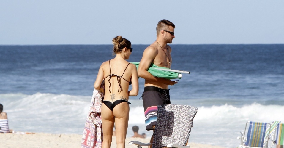 11.jul.2013 - Fernanda Lima e Rodrigo Hilbert curtiram praia no Leblon com os filhos, os gêmeos João e Francisco, de 5 anos. Fernanda exibiu a boa forma