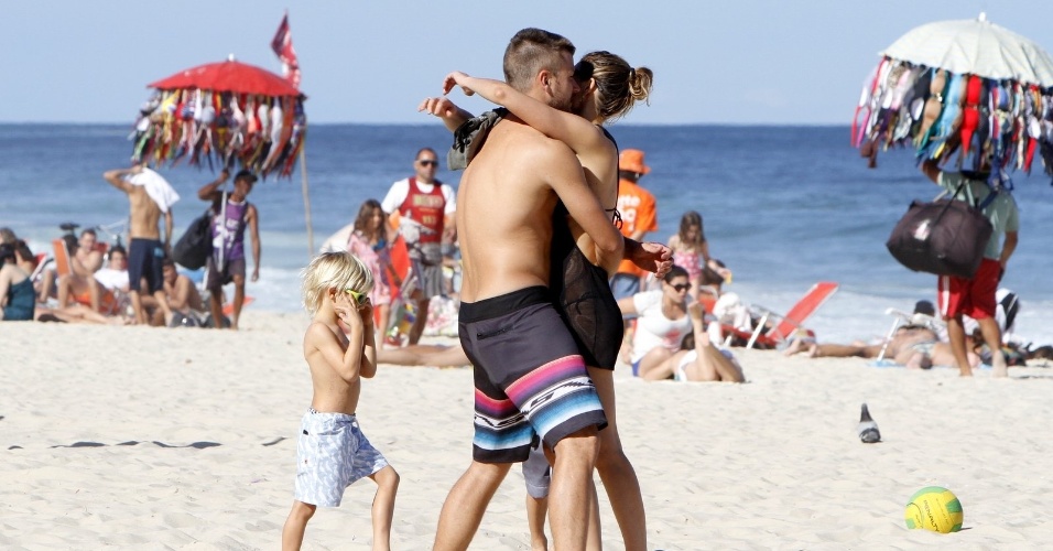 11.jul.2013 - Fernanda Lima e Rodrigo Hilbert curtiram praia no Leblon com os filhos, os gêmeos João e Francisco, de 5 anos. O casal não se intimidou com o paparazzo e trocou beijos e carícias