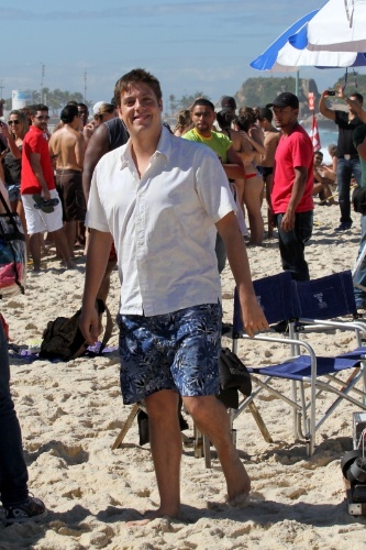 11.jul.2013 - Humorista do "Porta dos Fundos", Fabio Porchat posa para fotos na praia de Ipanema, no Rio. Ele participou da gravação de um comercial de cerveja