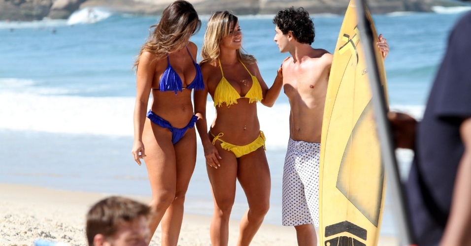11.jul.2013 - Nicole Bahls, ex-BBB Fani e Sérgio Tadeu gravam comercial de cerveja em praia no Rio