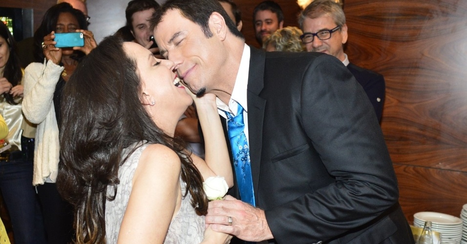 11.jul.2013 - O ator John Travolta é tietado por Bebel Gilterto após show da cantora em Ipanema, no Rio de Janeiro