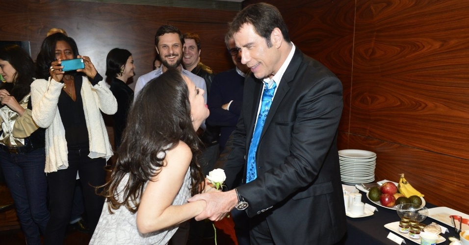 11.jul.2013 - O ator John Travolta é tietado por Bebel Gilterto após show da cantora em Ipanema, no Rio de Janeiro