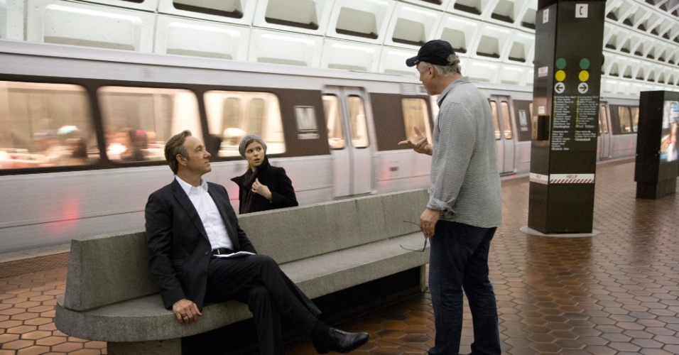 11.jul.2013 - O deputado Francis Underwood (Kevin Spacey) e Zoe (Kate Mara) em cena da série "House of Cards", do Netflix