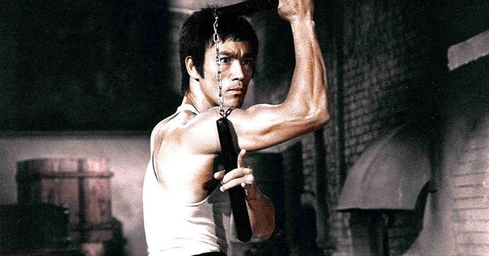 A MORTE PRECOCE - Bruce Lee morreu aos 32 anos no dia 20 de julho de 1973 em Hong Kong por um edema cerebral atribuído à reação alérgica a um analgésico. Ele protagonizou apenas cinco filmes de kung fu, mas impactou o cinema de ação, filosofia e artes marciais. Seu corpo foi levado a Seattle, nos EUA, onde está até hoje - Divulgação