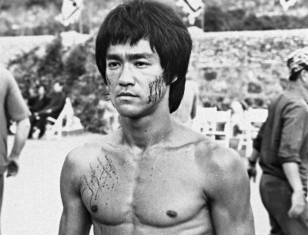 AS LUTAS NAS TELAS - Tradicionalmente, o cinema de ação de Hong Kong retratava mais lutas de armas brancas como espadas e lanças. O dinamismo brutal de Bruce Lee mudou como o combate desarmado aparecia nas telonas, primeiro na Ásia e depois em Hollywood - Reprodução