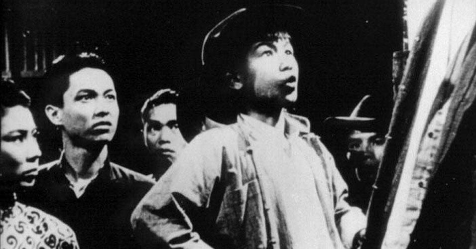 AS PRIMEIRAS ATUAÇÕES - Bruce Lee se envolveu cedo com o cenário de cinema de Hong Kong devido a seu pai ator de filmes e da ópera chinesa. Aos 18 anos ele já havia feito pequenos papéis em mais de 20 filmes - Domínio público