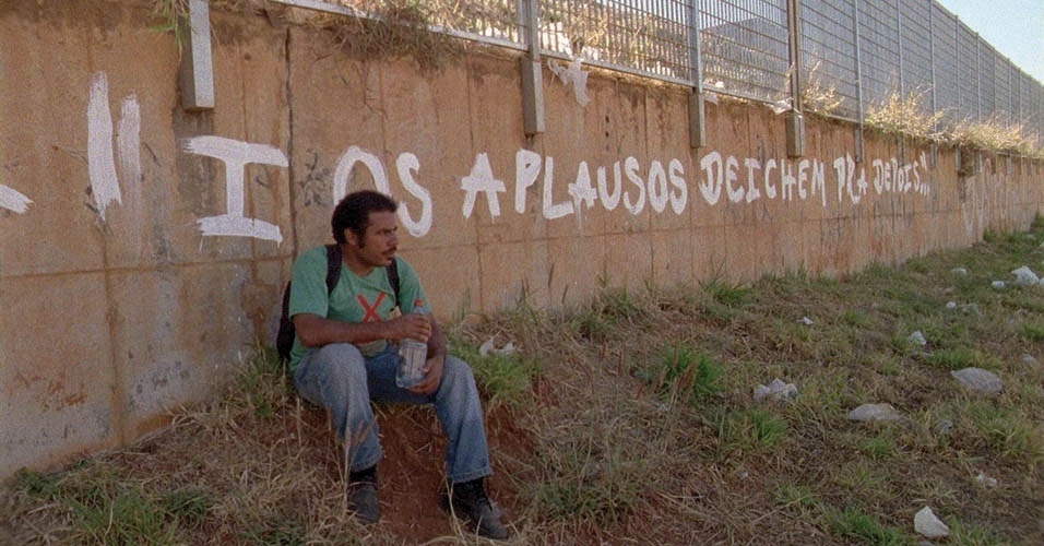 Cena do filme "A Cidade É Uma Só?", de Adirley Queirós. Partindo da data de comemoração dos 50 anos de Brasília, o documentário aborda o processo de exclusão social e territorial sofrido por parte considerável da população que habita o entorno da cidade. Um dos marcos desse processo foi a Campanha de Erradicação de Invasões (CEI), que em 1971 promoveu a remoção de barracos dos arredores da capital federal. O filme estreia em São Paulo, Rio de Janeiro, Belo Horizonte e Brasília no dia 12 de julho. - Divulgação