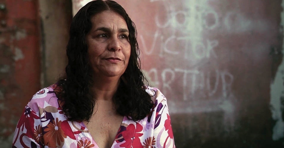 Cena do filme "A Cidade É Uma Só?", de Adirley Queirós. Partindo da data de comemoração dos 50 anos de Brasília, o documentário aborda o processo de exclusão social e territorial sofrido por parte considerável da população que habita o entorno da cidade. Um dos marcos desse processo foi a Campanha de Erradicação de Invasões (CEI), que em 1971 promoveu a remoção de barracos dos arredores da capital federal. O filme estreia em São Paulo, Rio de Janeiro, Belo Horizonte e Brasília no dia 12 de julho. - Divulgação