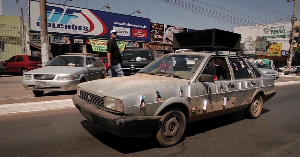 Cena do filme "A Cidade É Uma Só?", de Adirley Queirós. Partindo da data de comemoração dos 50 anos de Brasília, o documentário aborda o processo de exclusão social e territorial sofrido por parte considerável da população que habita o entorno da cidade. Um dos marcos desse processo foi a Campanha de Erradicação de Invasões (CEI), que em 1971 promoveu a remoção de barracos dos arredores da capital federal. O filme estreia em São Paulo, Rio de Janeiro, Belo Horizonte e Brasília no dia 12 de julho. - Divulgação