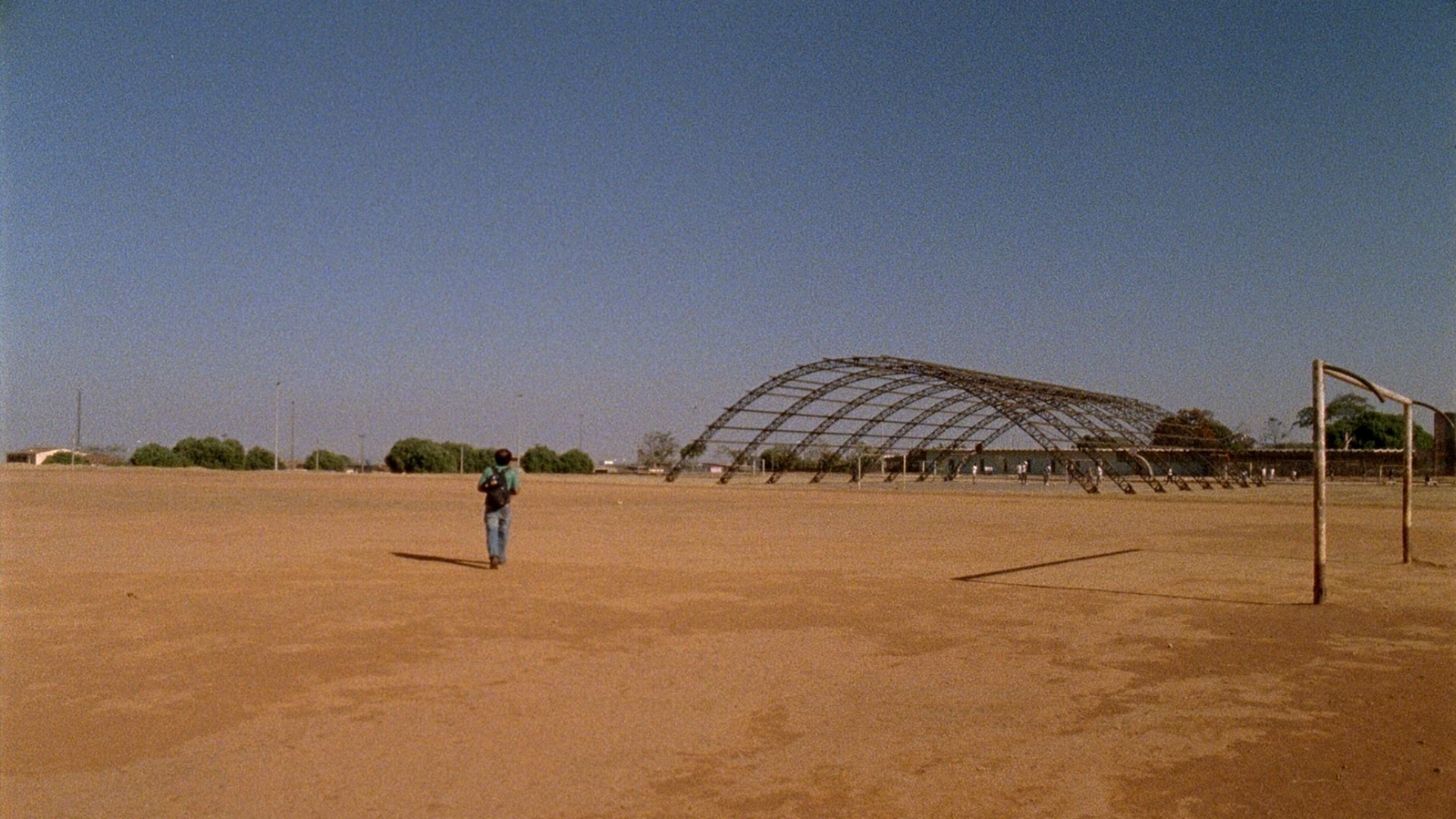 Cena do filme "A Cidade É Uma Só?", de Adirley Queirós. Partindo da data de comemoração dos 50 anos de Brasília, o documentário aborda o processo de exclusão social e territorial sofrido por parte considerável da população que habita o entorno da cidade. Um dos marcos desse processo foi a Campanha de Erradicação de Invasões (CEI), que em 1971 promoveu a remoção de barracos dos arredores da capital federal. O filme estreia em São Paulo, Rio de Janeiro, Belo Horizonte e Brasília no dia 12 de julho. - Divulgação