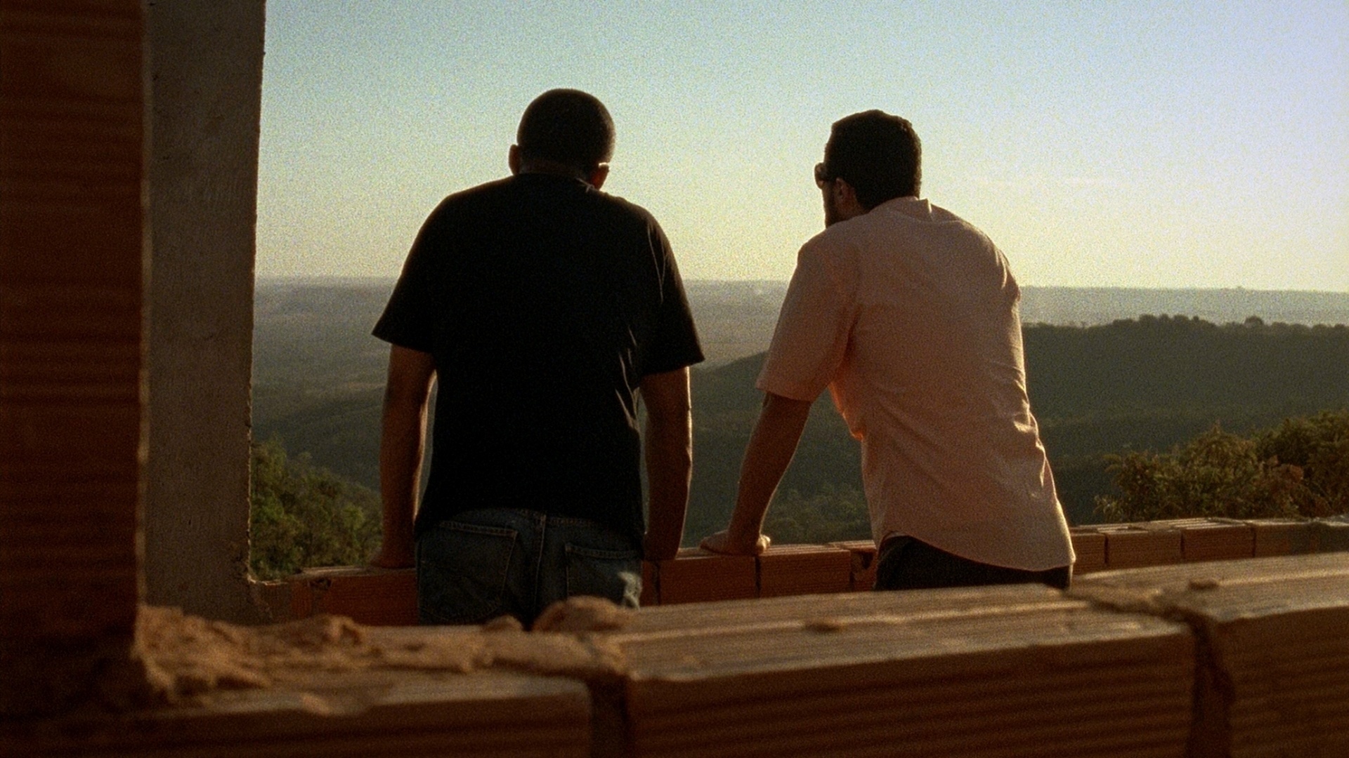 Cena do filme "A Cidade É Uma Só?", de Adirley Queirós. Partindo da data de comemoração dos 50 anos de Brasília, o documentário aborda o processo de exclusão social e territorial sofrido por parte considerável da população que habita o entorno da cidade. Um dos marcos desse processo foi a Campanha de Erradicação de Invasões (CEI), que em 1971 promoveu a remoção de barracos dos arredores da capital federal. O filme estreia em São Paulo, Rio de Janeiro, Belo Horizonte e Brasília no dia 12 de julho. - Divulgação