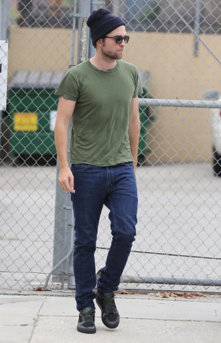 Com visual despojado, Robert Pattinson visita estúdio de cinema em Los Angeles