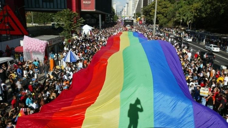 Participantes da Parada do Orgulho Gay de São Paulo com bandeira na avenida Paulista (2011) - Caio Guatelli/Folhapress - Caio Guatelli/Folhapress