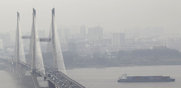 Poluição atmosférica em Wuhan, na China; cidade pode ser uma das próximas a limitar os carros - Reuters
