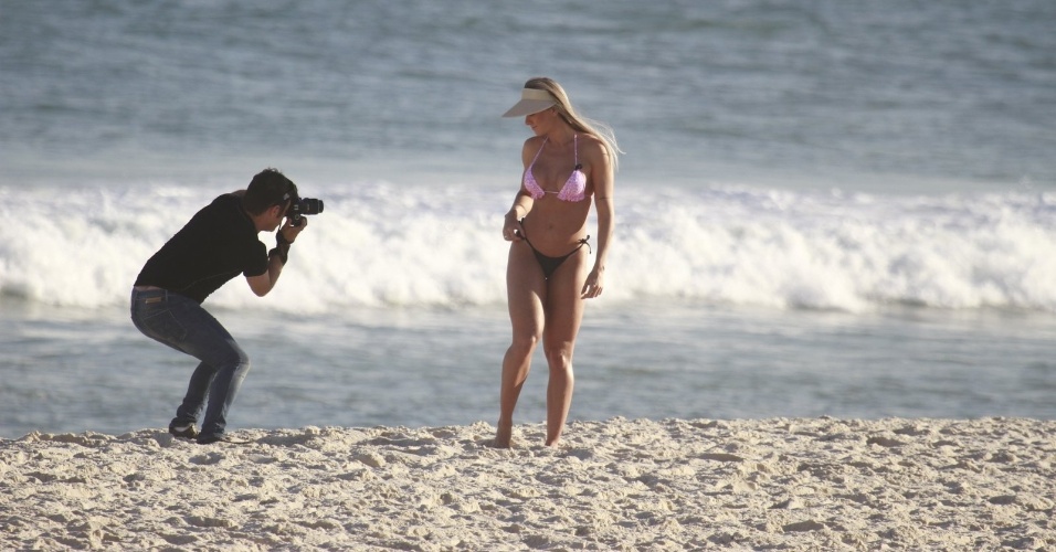 12.jul.2013 - Juju Salimeni fez ensaio fotográfico na tarde desta sexta (12) na praia da Barra da Tijuca, zona oeste do Rio. A modelo e repórter do "Legendários" exibiu a boa forma vestindo biquíni