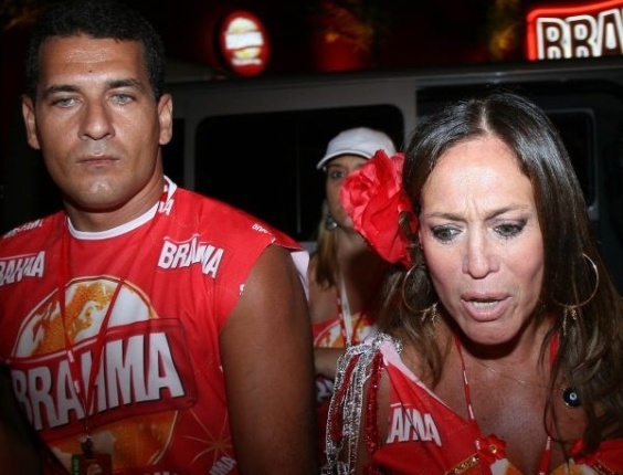 19.fev.2007 - A atriz Susana Vieira e o marido Marcelo Silva no camarote da Brahma durante o desfile das escolas de samba do Rio de Janeiro