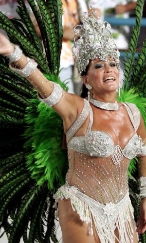 8.fev.2005 - A atriz Susana Vieira é rainha de bateria da escola de samba Grande Rio