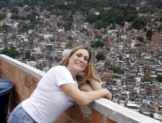 17.dez.2009 - A atriz Susana Vieira entrega presentes na favela da Rocinha, em São Conrado, no Rio de Janeiro