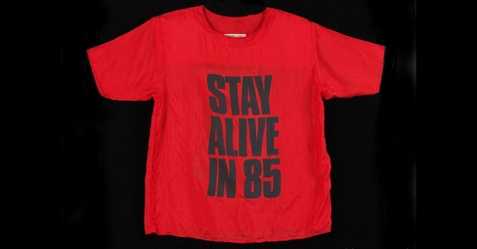 A exposição mostra as tensões políticas e sociais da Grã-Bretanha naquela década. As camisetas criadas por Katherine Hamnett traziam frases polêmicas, como esta: "Stay Alive in 85" (inglês para "fique vivo em 85") - BBC