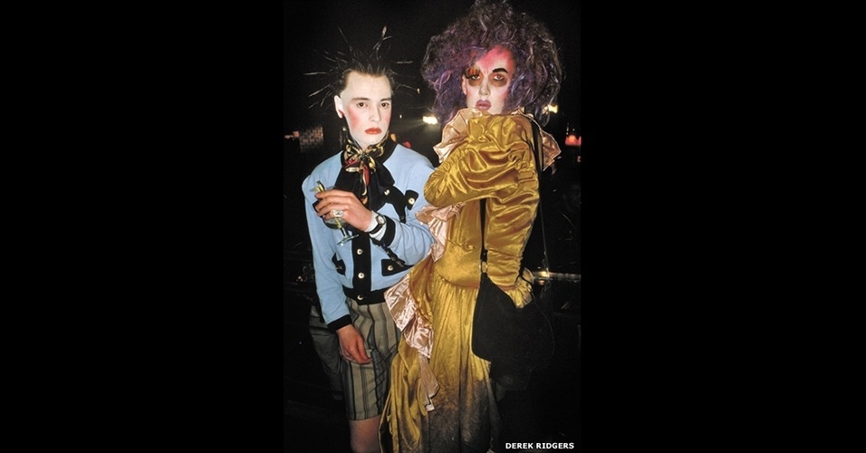 A exposição tem uma espécie de tese, de que há 30 anos, o que surgiu de melhor na moda britânica sempre esteve ligado ao que acontecia nas boates, sobretudo depois que o movimento punk perdeu força - BBC