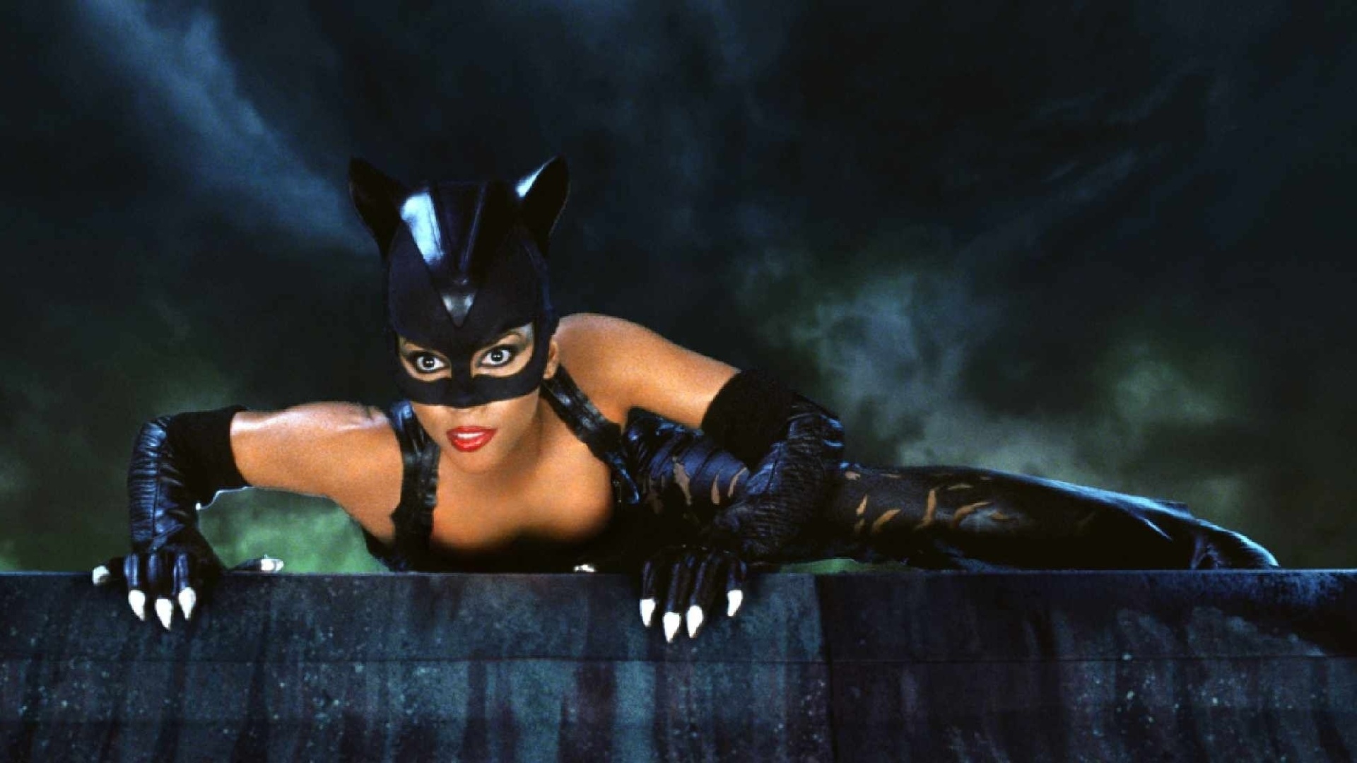 Cena do filme "Mulher-Gato" (2004) - Divulgação