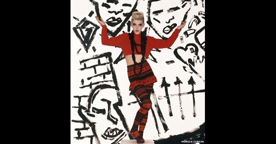 "Em 1984, a semana de moda de Londres foi criada", diz Claire Wilcox, diretora de moda do V&A. "Pela primeira vez, as criações de estilistas estavam sendo mostradas no mesmo lugar: isso colocou a moda britânica no mapa de forma bastante profissional. E aumentou o apoio do governo." - BBC