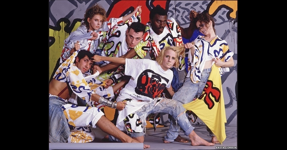 Entre os temas explorados na exposição, estão o design de têxteis e as camisetas típicas do começo dos anos 1980 - BBC