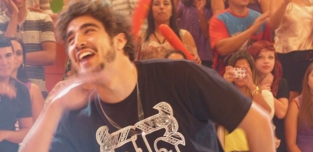 julho.2013 - No palco do programa "Esquenta!", Caio Castro dança funk e fala sobre seu personagem em "Amor à Vida"
