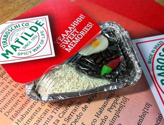 Marmitinha com doces que imitam arroz, feijão e ovo da Dom Bosco Festas; por R$ 7,90 (mínimo de 50 unidades)