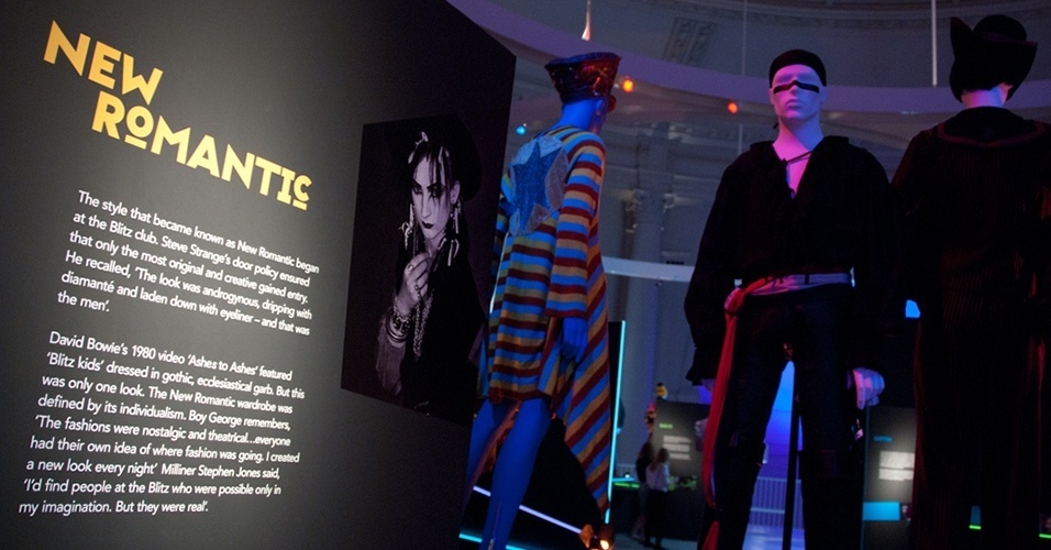 "Mas ao mesmo tempo, também emergiu uma cena vibrante underground. Havia muita energia e pessoas como Stephen Jones conseguiam criar chapéus tanto para a princesa Diana quanto para o Boy George", contou a diretora do museu - BBC