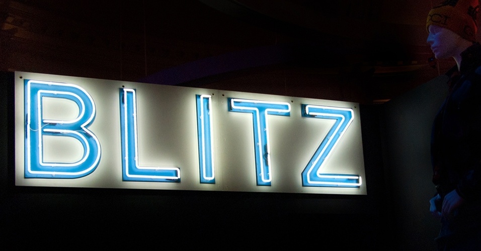 "Naquele tempo, boates como Blitz e Club for Heroes, em Baker Street, e a Heaven mostravam o lado não-oficial da moda londrina. A criatividade apresentada lá foi incrivelmente influente", disse Wilcox - BBC